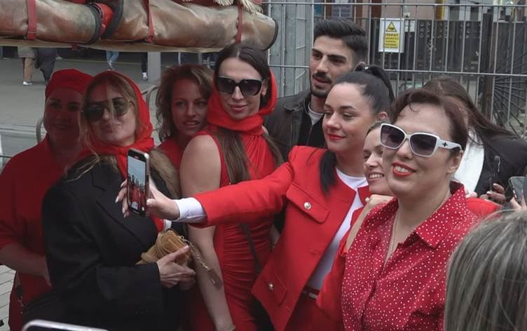 Karaköy’ün ‘yakışıklı mısırcısı’ dünya fenomeni oldu: Fotoğraf çekmek için kuyruğa giriyorlar